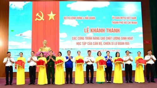 Các đại biểu tại lễ khánh thành các công trình. (Ảnh: MINH PHƯƠNG)