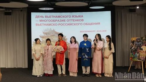 Sinh viên Việt Nam tại UrFU biểu diễn tại chương trình. (Ảnh: XUÂN HƯNG)