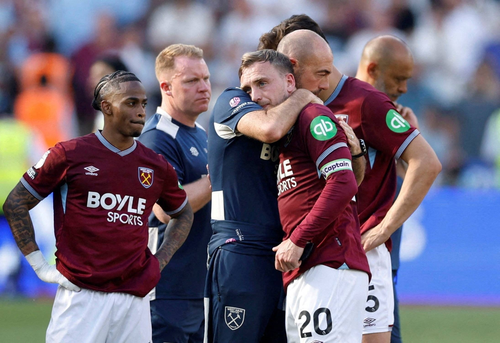 Các thành viên West Ham động viên nhau sau khi câu lạc bộ xuống hạng. Ảnh: Reuters