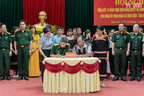  Các đại biểu chứng kiến và chúc mừng các cặp hộ ký kết “Gắn kết hộ” năm 2026.
