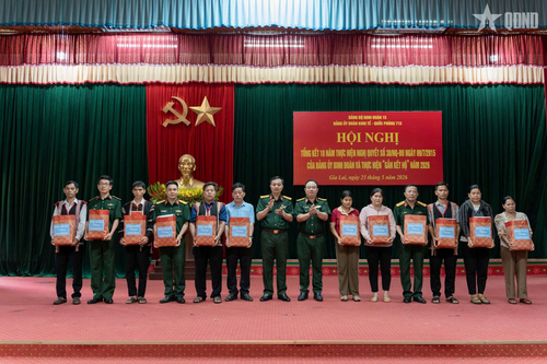  Đại tá Đặng Quang Dũng, Chủ nhiệm Chính trị Binh đoàn 15 và Thượng tá Huỳnh Xuân Phước, Đoàn trưởng Đoàn Kinh tế - Quốc phòng 715 trao quà tặng các cặp hộ gắn kết.