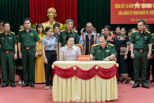  Thượng tá Huỳnh Xuân Phước, Đoàn trưởng Đoàn Kinh tế - Quốc phòng 715 và đồng chí Nguyễn Thị Lành, Bí thư Đảng ủy xã Ia Krái ký chứng nhận cho các gia đình tham gia “Gắn kết hộ” năm 2026.
