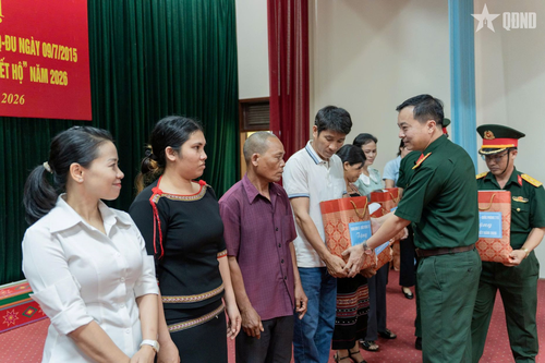  Đại tá Đặng Quang Dũng, Chủ nhiệm Chính trị Binh đoàn 15 trao quà tặng các cặp hộ gắn kết.