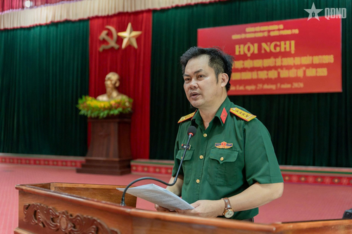  Đại tá Hoàng Đức Tỏa, Bí thư Đảng ủy, Phó đoàn trưởng Đoàn Kinh tế - Quốc phòng 715 chủ trì hội nghị.