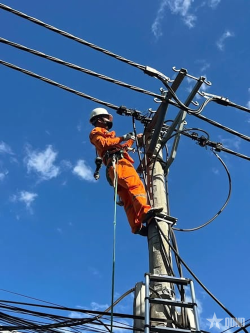 Công nhân điện lực EVNHANOI căng mình trong nắng nóng để bảo đảm vận hành hệ thống điện an toàn, liên tục.