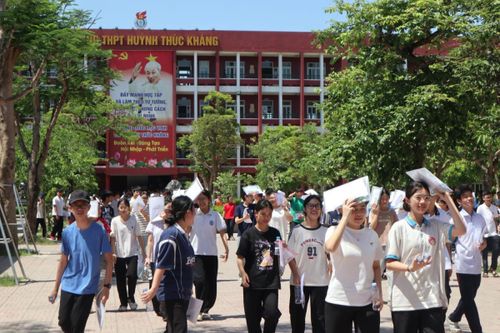Nụ cười rạng rỡ của những thí sinh tại điểm thi Trường THPT Huỳnh Thúc Kháng khi hoàn thành môn Ngữ Văn.