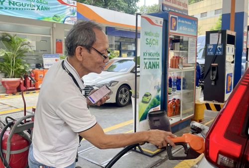 Người tiêu dùng chọn xăng E10 tại cửa hàng xăng Petrolimex trên đường Phạm Hồng Thái, phường Bến Thành, TPHCM. Ảnh: HOÀNG HÙNG
