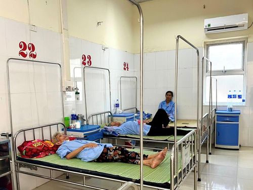  Nắng nóng gay gắt khiến nhiều người cao tuổi phải nhập viện điều trị. Ảnh: MINH KHANG 