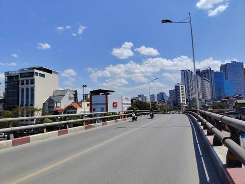  Thời tiết nắng nóng gay gắt khiến nhiều tuyến đường của Hà Nội trở nên vắng vẻ. Ảnh: MINH KHANG 