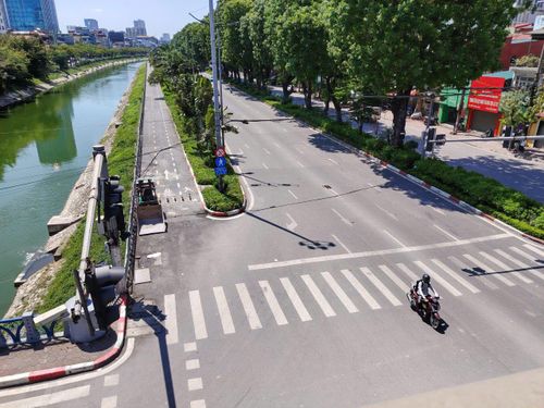  Các bác sĩ khuyến cáo người dân hạn chế ra đường vào thời điểm giữa trưa khi nhiệt độ lên rất cao. Ảnh: MINH KHANG 