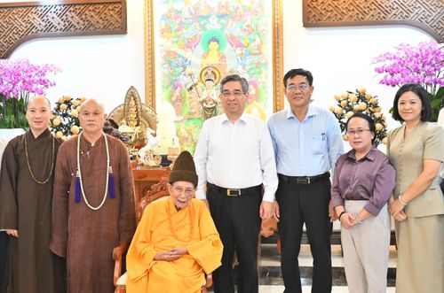  Đoàn lãnh đạo TPHCM chụp hình lưu niệm cùng Trưởng lão Hòa thượng Thích Đức Nghiệp. Ảnh: VIỆT DŨNG 