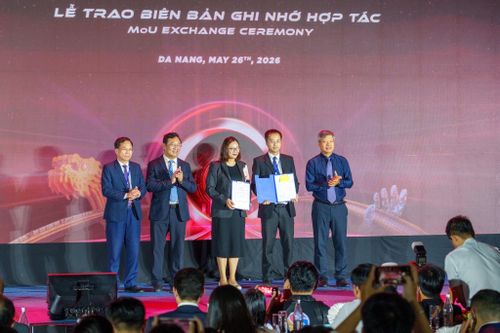  Trung tâm Hỗ trợ khởi nghiệp đổi mới sáng tạo Đà Nẵng trao biên bản ghi nhớ hợp tác về đổi mới sáng tạo với các đối tác trong nước và quốc tế. Ảnh: XUÂN QUỲNH 