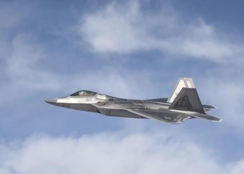 . F-22 Raptor bay huấn luyện/chiến đấu trên không