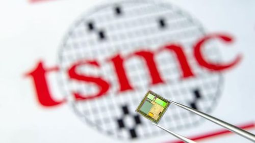 Trong bối cảnh năng lực sản xuất chip 2nm của TSMC được cho là đã kín lịch tới tận năm 2028, hàng loạt “liên minh công nghệ lạ” bắt đầu xuất hiện khi các hãng lớn buộc phải tìm đường giảm phụ thuộc vào chuỗi cung ứng truyền thống.