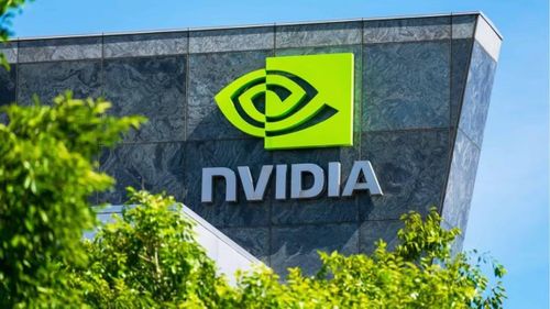 Theo nhiều nguồn tin trong ngành, không chỉ Apple hay Tesla mà cả NVIDIA, Broadcom và AMD đều đã thử nghiệm các tiến trình mới của Intel Foundry, cho thấy thị trường đang khát công suất bán dẫn đến mức mọi lựa chọn đều trở nên giá trị.