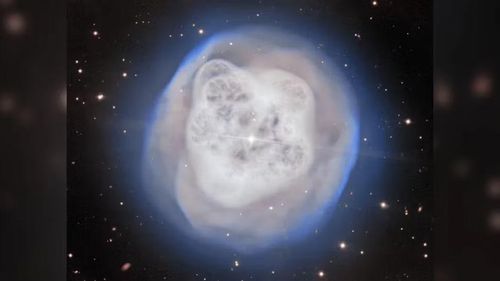 Hình ảnh ngoạn mục về tinh vân Crystal Ball. Ảnh: International Gemini Observatory/NOIRLab/NSF/AURA. Image Processing: J. Miller & M. Rodriguez (International Gemini Observatory/NSF NOIRLab), T.A. Rector (University of Alaska Anchorage/NSF NOIRLab), D. de Martin & M. Zamani (NSF NOIRLab).