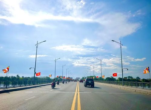 Những lá cờ tung bay trên cầu Phú Xuân chào đón mùa Phật đản đang đến gần.