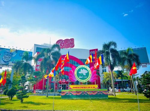 Hệ thống pano, áp phích được lắp đặt tại các giao lộ trung tâm thành phố, lan tỏa không khí Đại lễ Phật đản.
