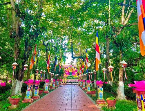 Năm nay, Ban Trị sự GHPGVN TP Huế thiết trí 17 lễ đài, trong đó 2 lễ đài trung tâm được đặt tại Tổ đình Từ Đàm và Quốc tự Diệu Đế để tổ chức lễ chính thức cùng nghi thức Mộc dục.