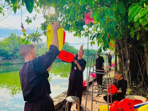 Các tăng sư tại chùa Diệu Đế - nơi sẽ diễn ra nghi thức Mộc dục (Tắm Phật), khẩn trương hoàn thiện những công đoạn trang trí cuối cùng để chào đón mùa Phật đản.