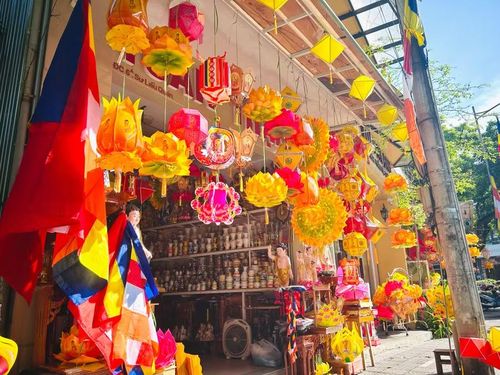 Các cơ sở kinh doanh đồ lễ rực rỡ sắc màu với đa dạng cờ, lồng đèn phục vụ mùa Phật đản.