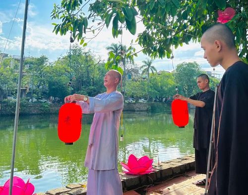 Sư thầy Thích Minh Đức chia sẻ: “Trong mùa lễ năm nay, nhà chùa khẩn trương tiến hành trang hoàng khuôn viên với các hạng mục như lễ đài chính, cờ đèn, những đóa sen trang trí. Đặc biệt, tất cả hạng mục đều được lắp đèn để biểu trưng cho trí tuệ của Đức Phật, với mong muốn ánh sáng Phật pháp lan tỏa muôn nơi. Nhà chùa sẽ chính thức lên đèn vào mùng 8 âm lịch - ngày bắt đầu lễ chính”.