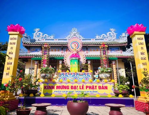 Một lễ đài lớn được dựng tại chùa Hiếu Quang (TP Huế) chào mừng Đại lễ Phật đản 2026.