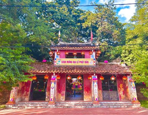 Cổng chùa Diệu Đế được trang hoàng rực rỡ trong sắc màu mùa Phật đản.