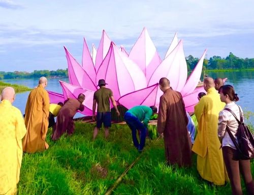 Các tăng sư tiến hành hạ thủy những đóa sen khổng lồ xuống sông Hương.