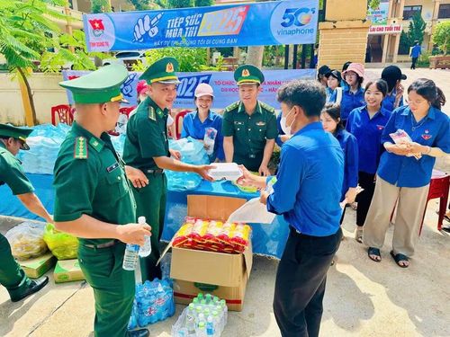 Đoàn trường THPT A Túc phối hợp chặt chẽ với các đơn vị như công an, biên phòng, tổ chức hảo tâm để hỗ trợ thí sinh.