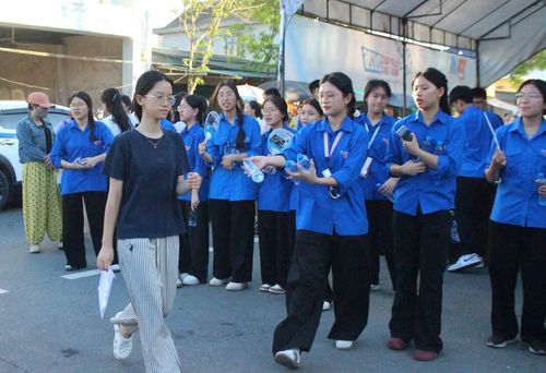 Hơn 400 thí sinh bước vào buổi thi chuyên đầu tiên với 2 môn Toán và Ngữ văn.