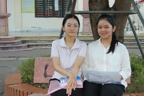 Đôi bạn Anh Thư (THCS Đan Trường) và Yến Nhi (THCS Nguyễn Trãi) vượt quãng đường hơn 40km với quyết tâm chinh phục cánh cửa Trường THPT chuyên Hà Tĩnh.