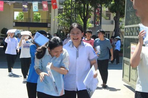 Thí sinh Hà Tĩnh kết thúc buổi thi đầu tiên.