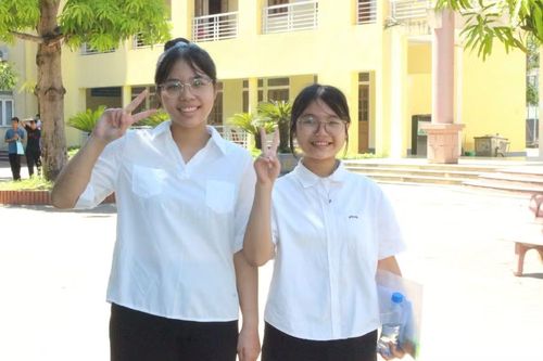 Em Bùi Dương Hà Vy (bên phải) Trường THCS Kỳ Tân nhận xét đề thi Ngữ văn hay và thú vị.