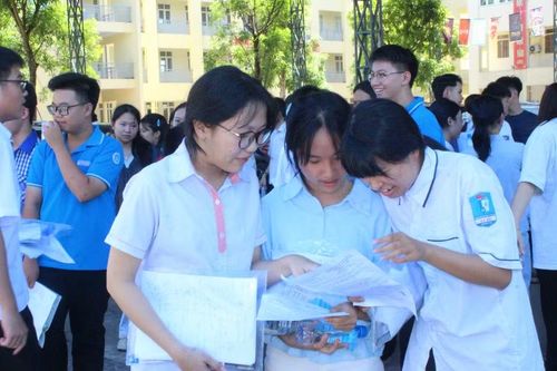 Thí sinh thảo luận đề thi Ngữ văn.