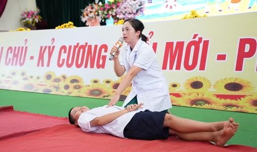 Cán bộ Trạm Y tế xã tuyên truyền phòng, chống đuối nước cho học sinh.