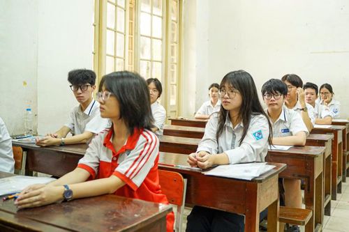 Học sinh lớp 9 tại Hà Nội tham dự kì thi tuyển sinh lớp 10 THPT công lập năm 2025. Ảnh: ĐỨC NGUYỄN