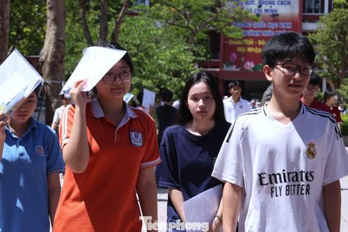 Thí sinh hoàn thành môn thi đầu tiên trong thời tiết nắng nóng.