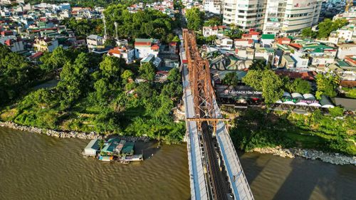 Lớp bê tông mới sáng màu, phẳng và đồng đều trên hai làn đường dần lộ diện.