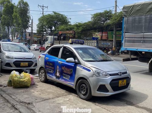 Một chiếc xe cũng gắn mào hãng taxi Sao Thủ đô, BKS: 29F-049.46 có dán thông tin quảng cáo trang web cá độ bóng đá, dừng đỗ gần khu vực Bệnh viện K Tân Triều.