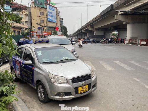 Chiếc xe BKS: 30A-421.77 có mào hãng taxi Sao Thủ đô, có dán thông tin quảng cáo trang web cờ bạc, cá độ, dừng đỗ ở khu vực ngã tư gần Bến xe Nước ngầm.
