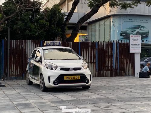 Một chiếc xe có gắn mào hãng taxi Sao Thủ đô, BKS: 29K-039.30 có dán thông tin quảng cáo web cờ bạc, cá độ trực tuyến, dừng đỗ gần khu vực phố Bùi Huy Bích.