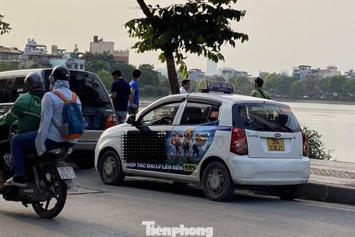 Một chiếc xe khác có gắn mào hãng taxi Sao Thủ đô, BKS: 29A- 538.21, với thông tin quảng cáo trên thân xe về trang web quảng cáo, cá độ, dừng đỗ trên đường Hoàng Liệt.