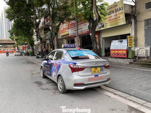 Một chiếc xe khác, BSK: 30E-788.16 có gắn mào hãng taxi Sao Thủ đô có dán quảng cáo trang web cờ bạc, cá độ, dừng đỗ ở đường Bùi Huy Bích.