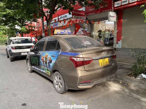 Theo ghi nhận của phóng viên Tiền Phong, có rất nhiều xe ô tô mang biển kiểm soát màu vàng, trên nóc xe có gắn mào hãng taxi Sao Thủ đô, trên thân xe có dán các thông tin quảng cáo các trang web liên quan đến hoạt động cá cược, cờ bạc trực tuyến. Trong ảnh là xe BKS: 30F-239.95 thường xuyên đỗ trên đường Minh Khai.