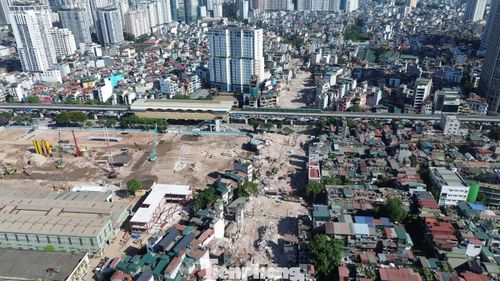 Trước đó, ngày 14/5, phường Cầu Giấy cũng đã hoàn thành công tác giải phóng mặt bằng dự án đường Vành đai 2,5 trên địa bàn. Hiện mặt bằng các đoạn Đầm Hồng - Nguyễn Trãi và Nguyễn Trãi - Ngụy Như Kon Tum đã dần hình thành.