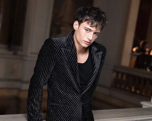  Theo V Magazine, mẹ Bách là diễn viên. Nhờ mẹ, anh lớn lên trong môi trường thời trang và tiếp xúc với mỹ phẩm từ nhỏ, đặc biệt khi bước vào độ tuổi học sinh trung học. “Tôi bị mụn, nên mỗi sáng tôi lấy kem che khuyết điểm của mẹ để che chúng đi thật nhanh trước khi tới trường”, anh chia sẻ với V Magazine. 
