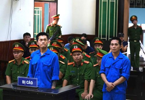 Tài (bên trái) và Ân tại phiên tòa.