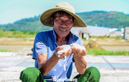Theo dự báo, trong các ngày 26-27/5, khu vực đồng bằng Bắc Bộ, Phú Thọ và từ Thanh Hóa đến Huế tiếp tục duy trì nắng nóng gay gắt với nhiệt độ cao nhất phổ biến 37-40 độ C, có nơi trên 40 độ C. Cơ quan khí tượng nhận định nắng nóng ở Bắc Bộ có khả năng kéo dài đến khoảng ngày 28/5 mới có xu hướng giảm dần.