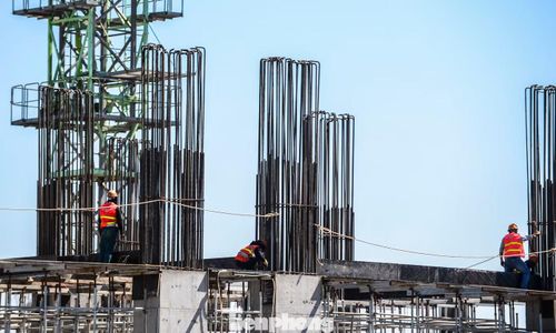  Trên công trường xây dựng, các nhóm công nhân lâu lâu phải dừng tay nghỉ ngơi, tiếp nước. Họ cho biết làm việc ngoài trời trong điều kiện nhiệt độ có thời điểm vượt 40 độ C là vô cùng vất vả, nhưng vì gánh nặng mưu sinh, ai cũng phải gồng mình chịu đựng. 